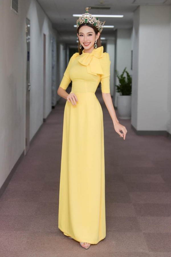 Hoa hậu Thùy Tiên khoe eo thon gọn trong trang phục thanh lịch khi tham gia media tour