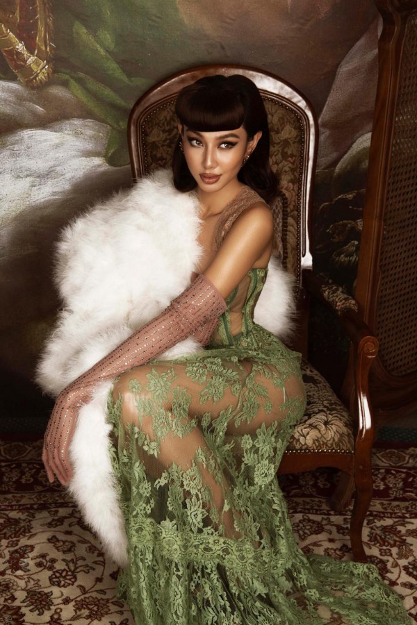 Hoa hậu Thùy Tiên tung bộ ảnh mặc đồ trăm triệu với phong cách cổ điển, đẹp như tranh vẽ
