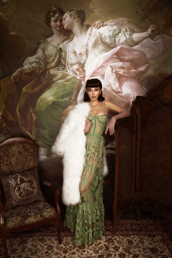 Hoa hậu Thùy Tiên tung bộ ảnh mặc đồ trăm triệu với phong cách cổ điển, đẹp như tranh vẽ