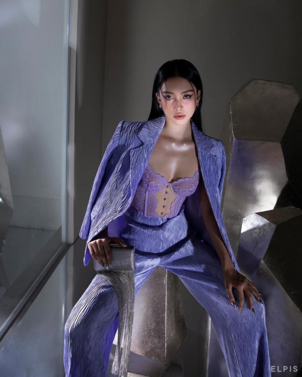 Hoa hậu Tiểu Vy khoe nhan sắc xinh đẹp, tinh tế với loạt trang phục xuyên thấu