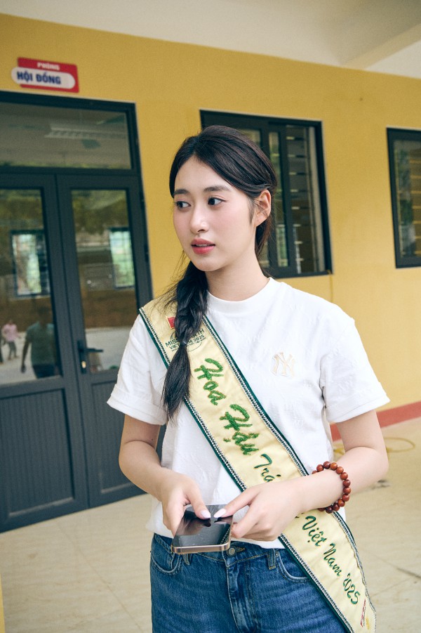 Hoa hậu Trái đất Trâm Anh giản dị khi đi từ thiện Hoa hậu Trái đất Trâm Anh giản dị khi đi từ thiện