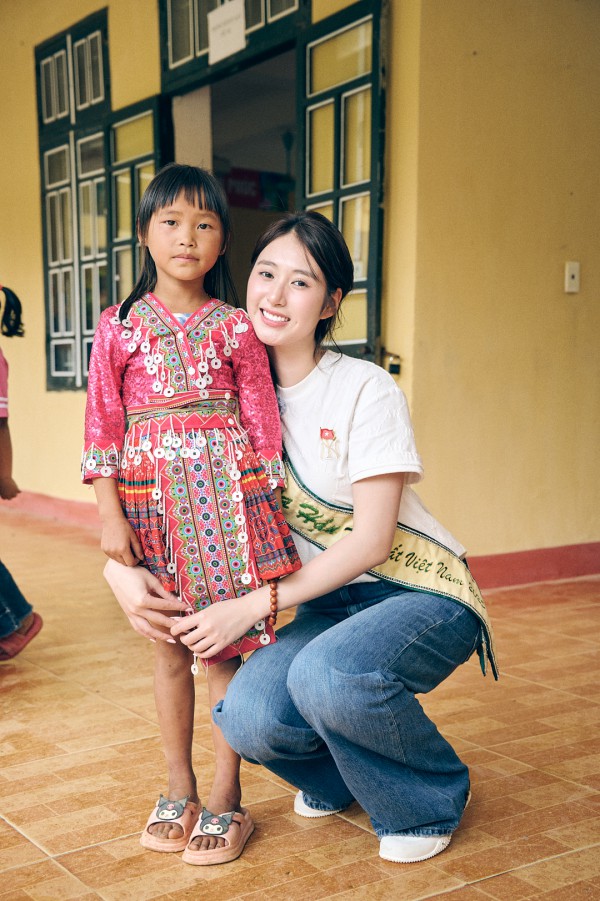 Hoa hậu Trái đất Trâm Anh giản dị khi đi từ thiện Hoa hậu Trái đất Trâm Anh giản dị khi đi từ thiện