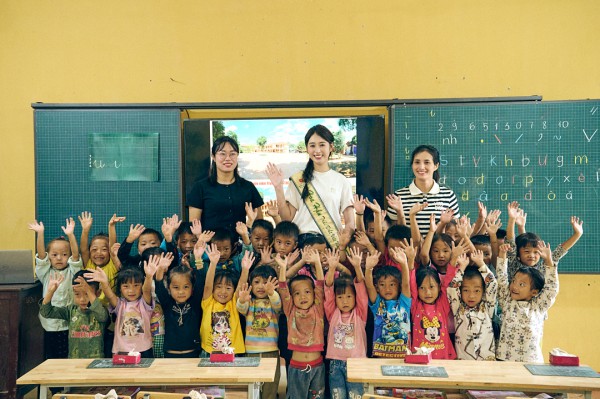 Hoa hậu Trái đất Trâm Anh giản dị khi đi từ thiện Hoa hậu Trái đất Trâm Anh giản dị khi đi từ thiện