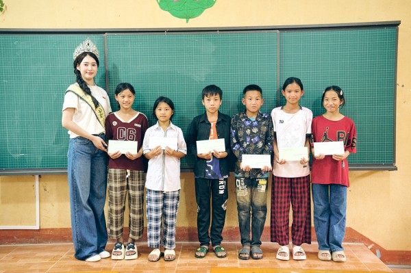 Hoa hậu Trái đất Trâm Anh giản dị khi đi từ thiện Hoa hậu Trái đất Trâm Anh giản dị khi đi từ thiện