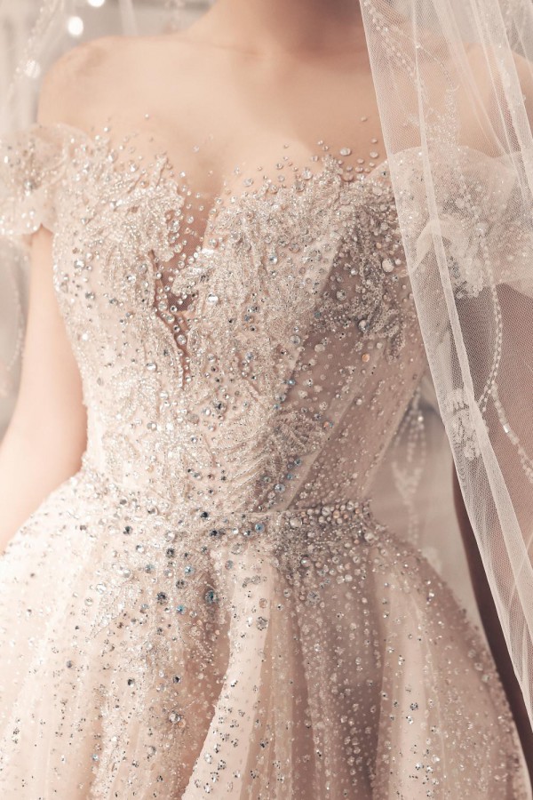 Hoa hậu Đỗ Mỹ Linh bất ngờ đi thử váy cưới, phải chăng sắp có tin vui?