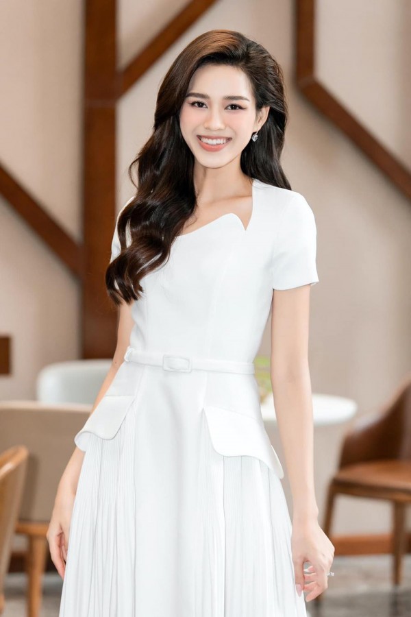 Hoa hậu Đỗ Thị Hà khoe loạt ảnh váy trắng siêu xinh nhưng netizen chỉ chú ý chi tiết này