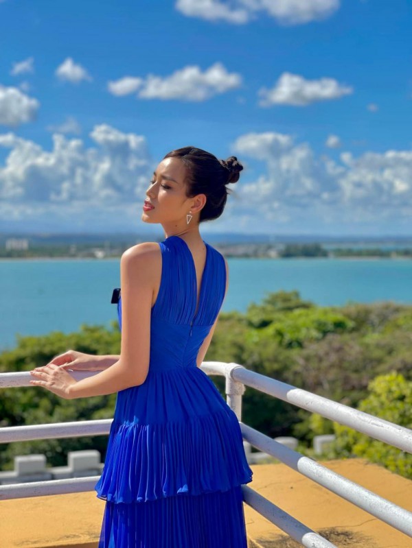 Hoa hậu Đỗ Thị Hà tươi tắn đi phơi nắng, ghi điểm với việc cho Hoa hậu Trung Quốc mượn đồ