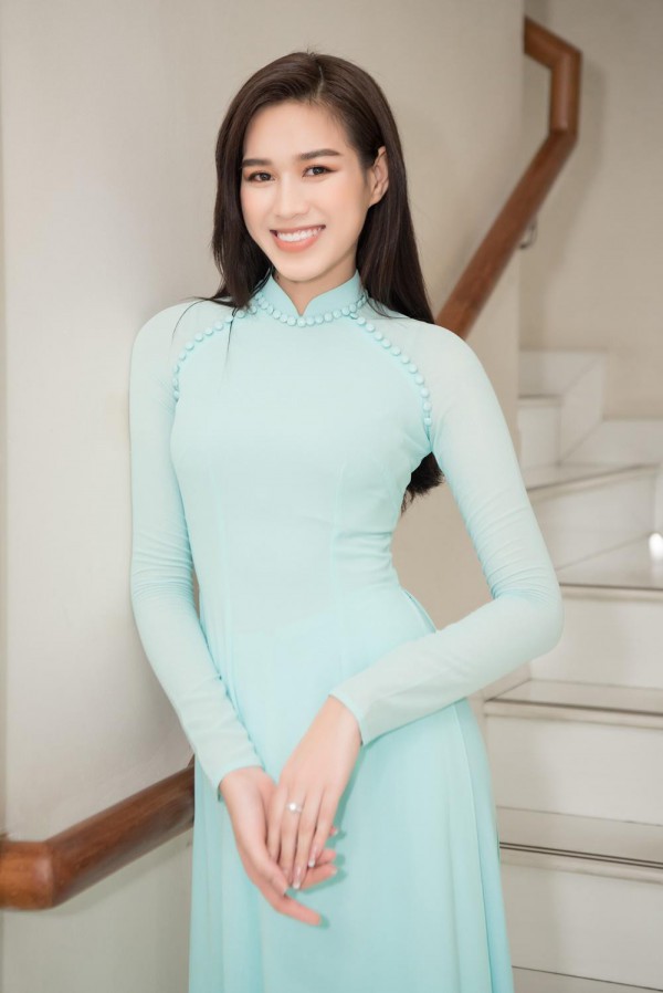 Hoa hậu Đỗ Thị Hà xuất hiện trở lại, khoe nhan sắc rạng rỡ nhờ thay đổi nhỏ trên khuôn mặt