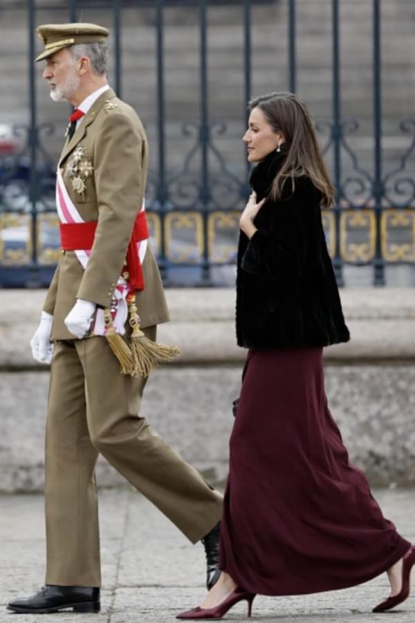 Hoàng hậu Letizia của Tây Ban Nha và dấu ấn thời trang với sắc rượu vang