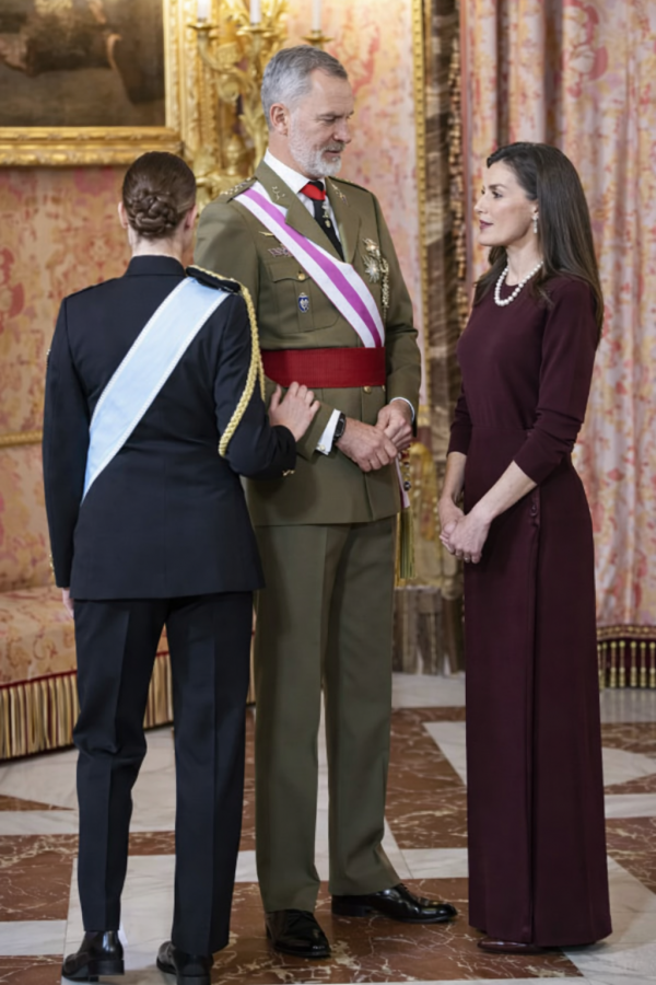 Hoàng hậu Letizia của Tây Ban Nha và dấu ấn thời trang với sắc rượu vang