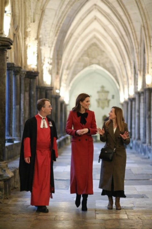 Học cách diện áo khoác dài chuẩn sang, vừa thanh lịch vừa tôn dáng như Công nương Kate Middleton