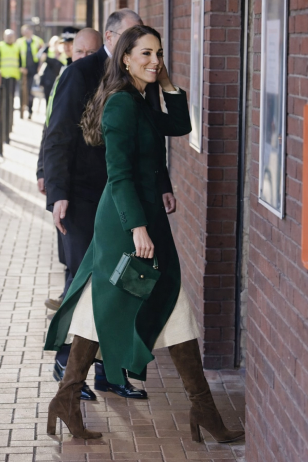 Học cách diện áo khoác dài chuẩn sang, vừa thanh lịch vừa tôn dáng như Công nương Kate Middleton