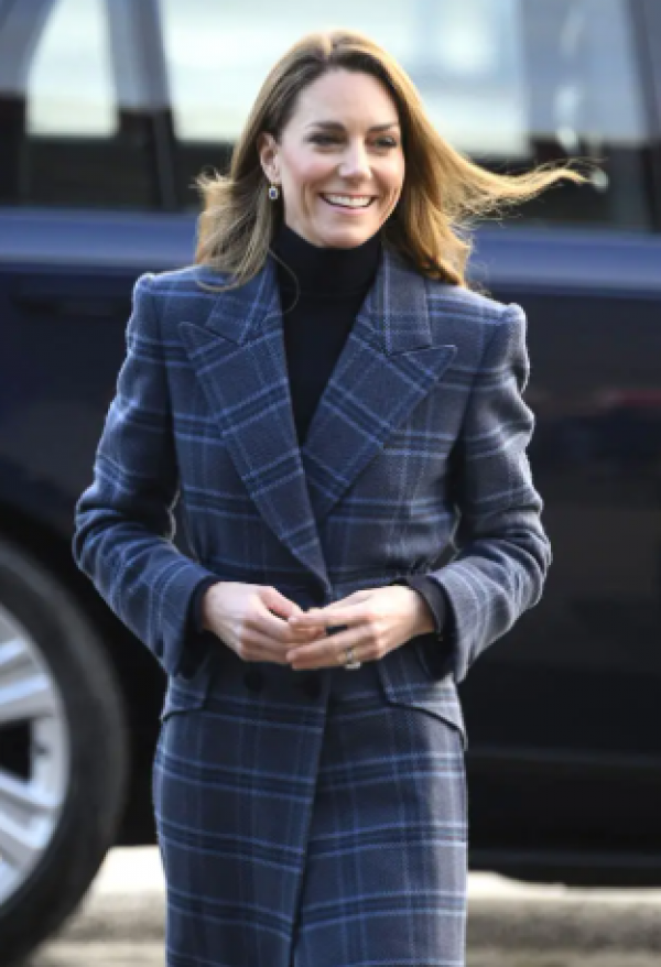 Học cách diện áo khoác kẻ caro như Công nương Kate Middleton: Thanh lịch, sang trọng và dễ áp dụng