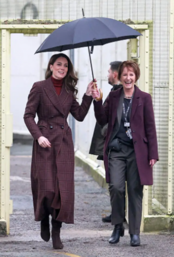 Học cách diện áo khoác kẻ caro như Công nương Kate Middleton: Thanh lịch, sang trọng và dễ áp dụng