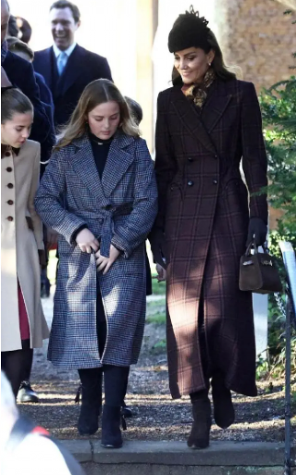 Học cách diện áo khoác kẻ caro như Công nương Kate Middleton: Thanh lịch, sang trọng và dễ áp dụng