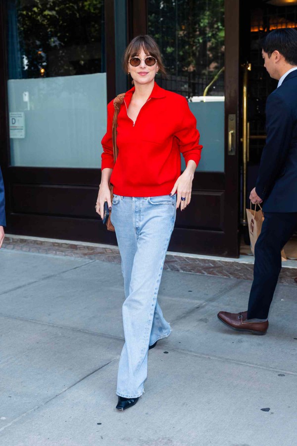 Học cách phối quần jeans trẻ trung như Dakota Johnson Học cách phối quần jeans trẻ trung như Dakota Johnson
