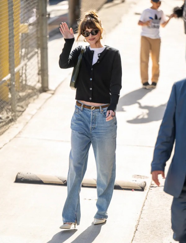 Học cách phối quần jeans trẻ trung như Dakota Johnson Học cách phối quần jeans trẻ trung như Dakota Johnson