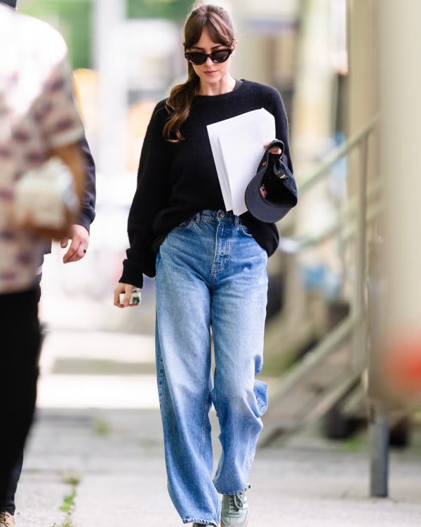 Học cách phối quần jeans trẻ trung như Dakota Johnson Học cách phối quần jeans trẻ trung như Dakota Johnson