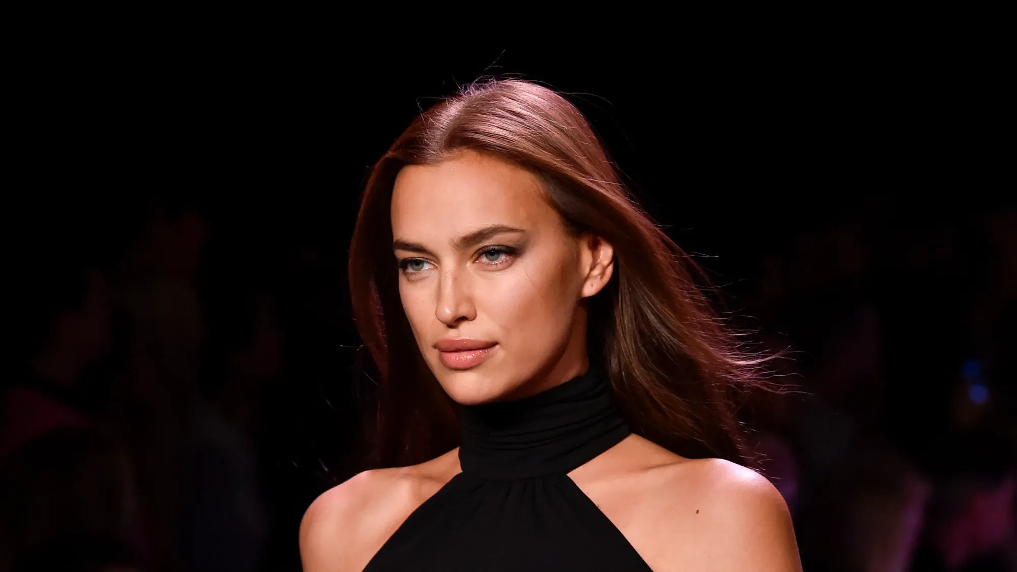 Irina Shayk dùng đá lạnh giúp da săn chắc, căng mịn