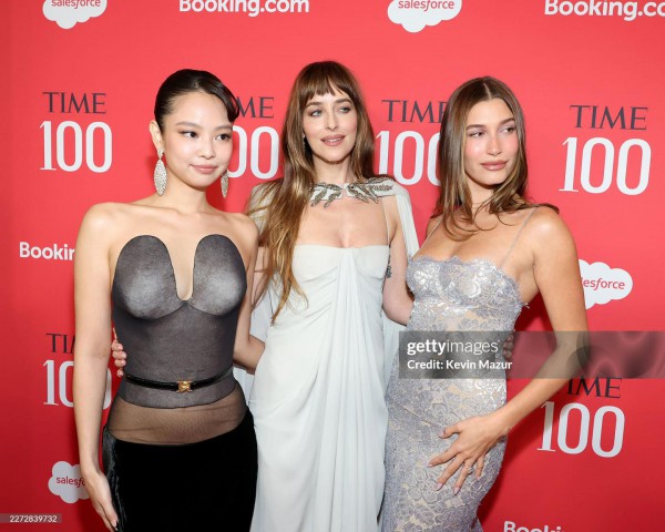 Jennie đọ sắc cùng Hailey Bieber tại thảm đỏ quyền lực TIME 100&nbsp;