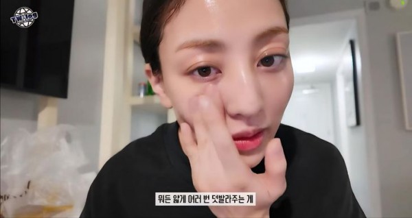 Jihyo tiết lộ cách giữ da không khô sạm khi đi máy bay và trong phòng máy lạnh Jihyo tiết lộ cách giữ da không khô sạm khi đi máy bay và trong phòng máy lạnh