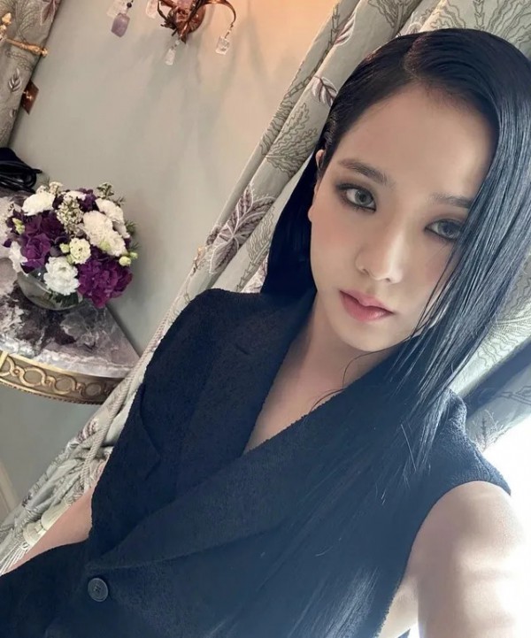 Jisoo, Sunmi lăng xê mốt trang điểm mắt khói quyến rũ