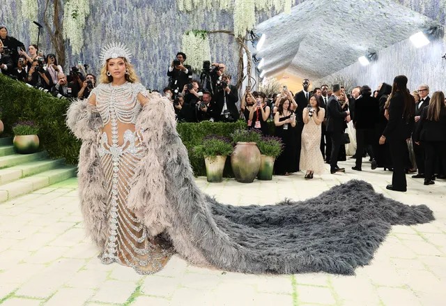 Katy Perry hóa phi hành gia, Heidi Klum biến thành tượng điêu khắc tại Met Gala 2026&nbsp;