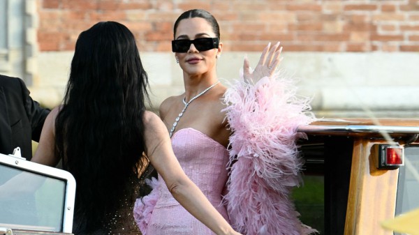 Khi lễ cưới hoá sàn diễn thời trang Khi lễ cưới hoá sàn diễn thời trang