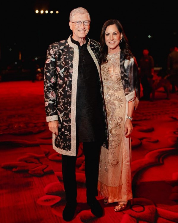 Khi lễ cưới hoá sàn diễn thời trang Khi lễ cưới hoá sàn diễn thời trang