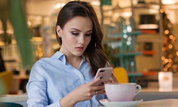 Khi thói quen dùng điện thoại đang hủy hoại làn da