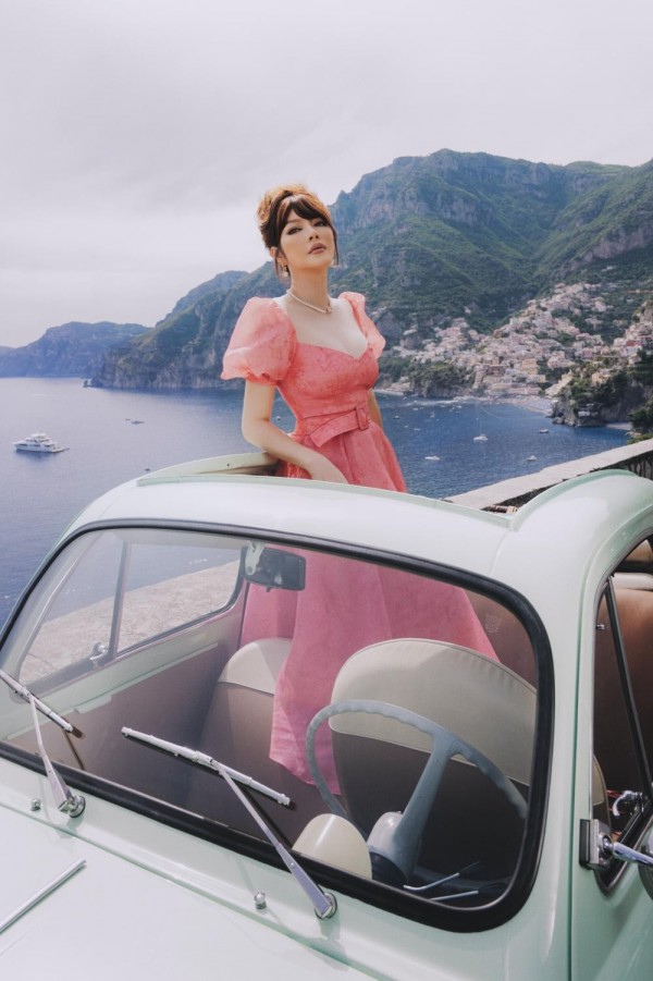 Khoe bộ ảnh lãng mạn bên bờ biển nước Ý, Lý Nhã Kỳ bật mí lý do yêu thích xu hướng cổ điển