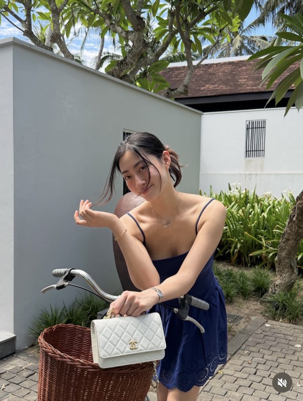 Không son phấn cầu kỳ, hoa hậu Lương Thùy Linh vẫn đẹp cuốn hút Không son phấn cầu kỳ, hoa hậu Lương Thùy Linh vẫn đẹp cuốn hút