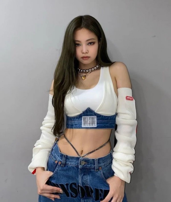 Kiểu quần jeans ”không giống ai” của mỹ nhân Blackpink