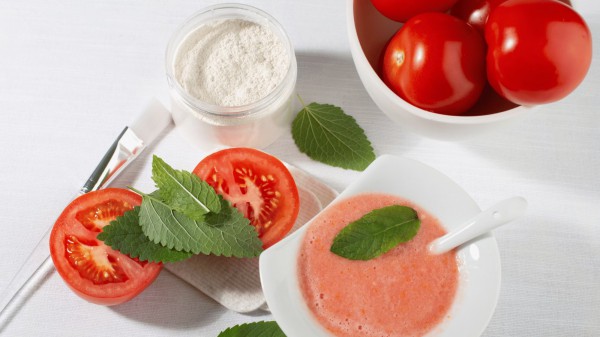 Làm đẹp từ gian bếp: Cà chua - "vị cứu tinh" của làn da