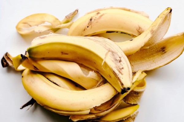 Làm đẹp từ gian bếp: Vỏ chuối giúp giảm mụn, sáng da