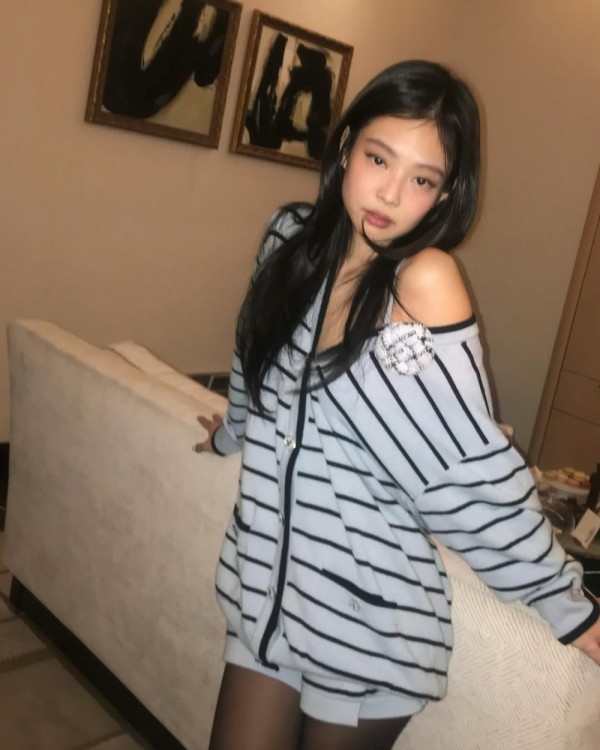 Lên đồ theo phong cách "Parisian chic" cùng Jennie Lên đồ theo phong cách "Parisian chic" cùng Jennie