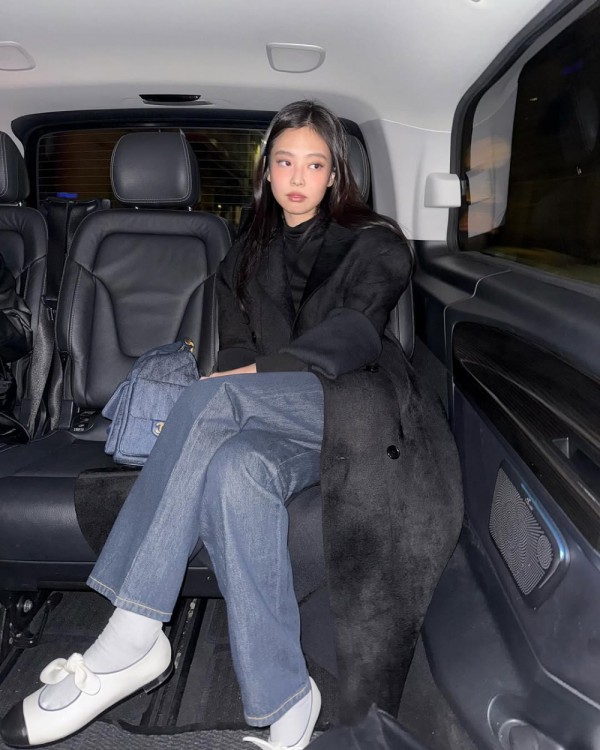 Lên đồ theo phong cách "Parisian chic" cùng Jennie Lên đồ theo phong cách "Parisian chic" cùng Jennie