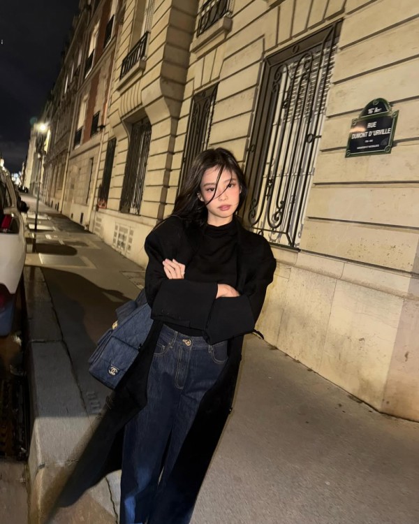 Lên đồ theo phong cách "Parisian chic" cùng Jennie Lên đồ theo phong cách "Parisian chic" cùng Jennie