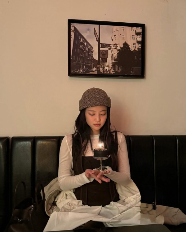 Lên đồ theo phong cách "Parisian chic" cùng Jennie Lên đồ theo phong cách "Parisian chic" cùng Jennie