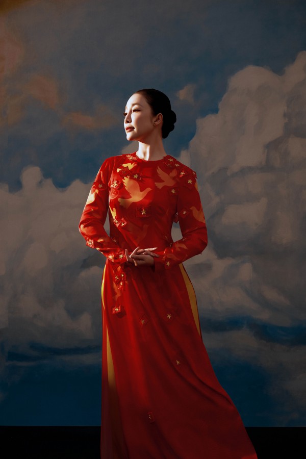 Linh Nga diện áo dài sắc đỏ rực rỡ của NTK Thuỷ Nguyễn mừng Quốc khánh Linh Nga diện áo dài sắc đỏ rực rỡ của NTK Thuỷ Nguyễn mừng Quốc khánh