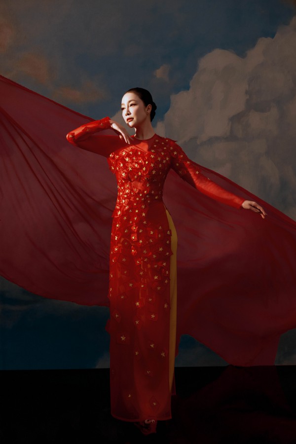 Linh Nga diện áo dài sắc đỏ rực rỡ của NTK Thuỷ Nguyễn mừng Quốc khánh Linh Nga diện áo dài sắc đỏ rực rỡ của NTK Thuỷ Nguyễn mừng Quốc khánh