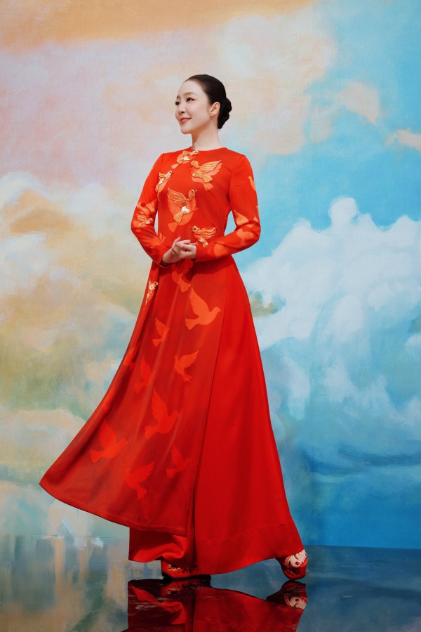Linh Nga diện áo dài sắc đỏ rực rỡ của NTK Thuỷ Nguyễn mừng Quốc khánh Linh Nga diện áo dài sắc đỏ rực rỡ của NTK Thuỷ Nguyễn mừng Quốc khánh