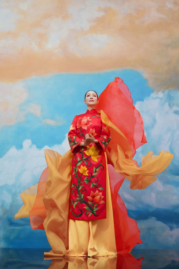 Linh Nga diện áo dài sắc đỏ rực rỡ của NTK Thuỷ Nguyễn mừng Quốc khánh Linh Nga diện áo dài sắc đỏ rực rỡ của NTK Thuỷ Nguyễn mừng Quốc khánh