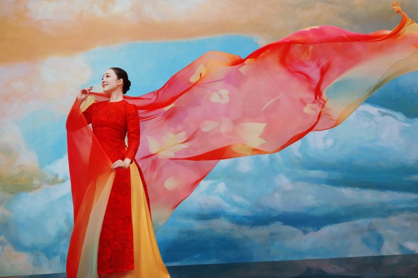 Linh Nga diện áo dài sắc đỏ rực rỡ của NTK Thuỷ Nguyễn mừng Quốc khánh Linh Nga diện áo dài sắc đỏ rực rỡ của NTK Thuỷ Nguyễn mừng Quốc khánh