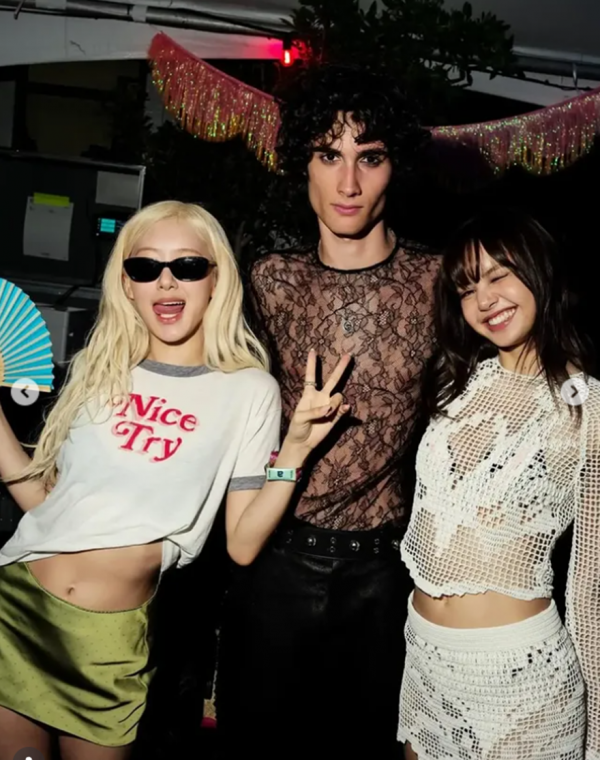 Lisa, Jennie cá tính khi tham dự lễ hội âm nhạc Lisa, Jennie cá tính khi tham dự lễ hội âm nhạc