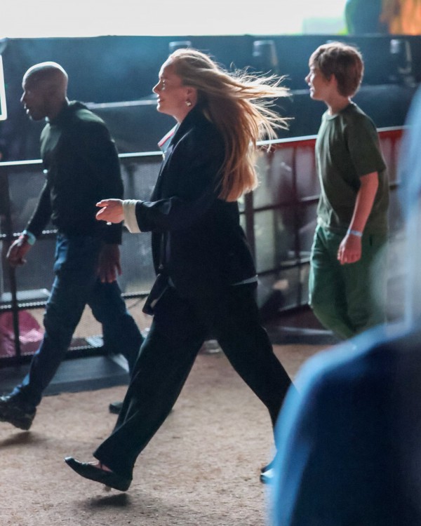 Lisa, Jennie cá tính khi tham dự lễ hội âm nhạc Lisa, Jennie cá tính khi tham dự lễ hội âm nhạc