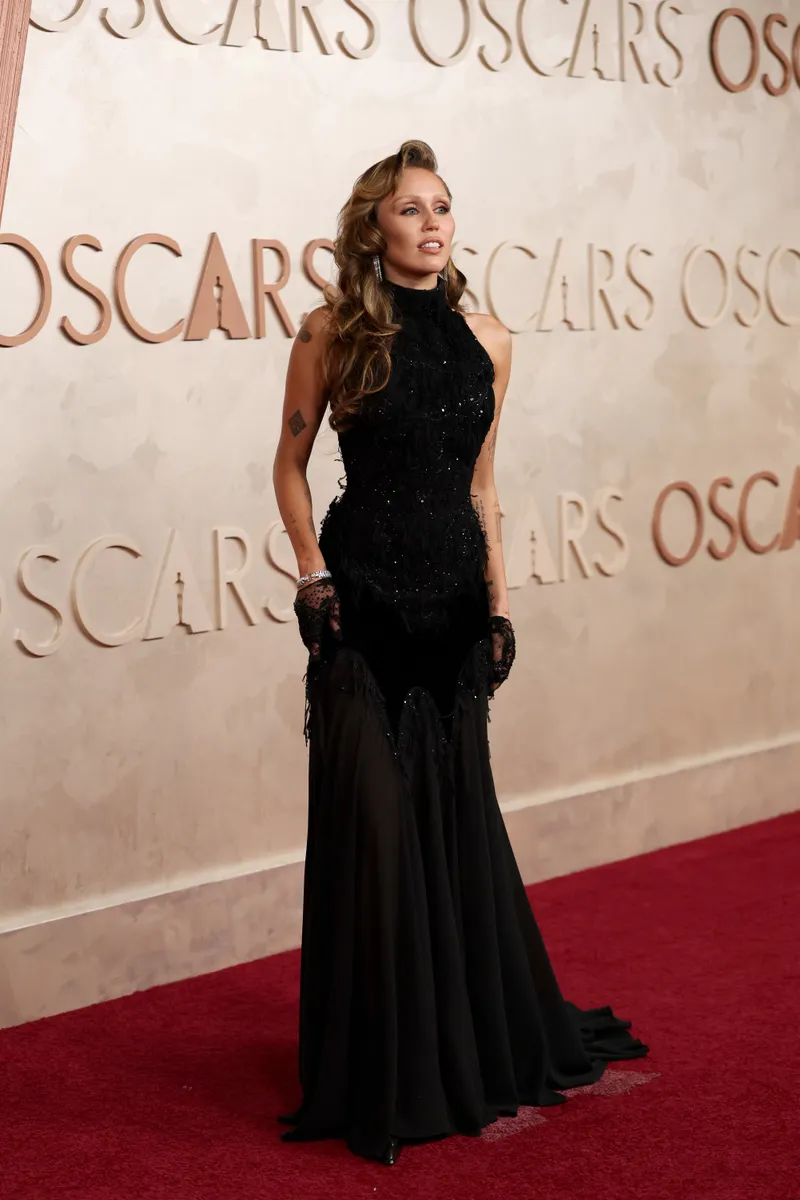 Lisa bất ngờ diện trang phục kín đáo giữa dàn mỹ nhân gợi cảm tại thảm đỏ Oscar 2025 Lisa bất ngờ diện trang phục kín đáo giữa dàn mỹ nhân gợi cảm tại thảm đỏ Oscar 2025