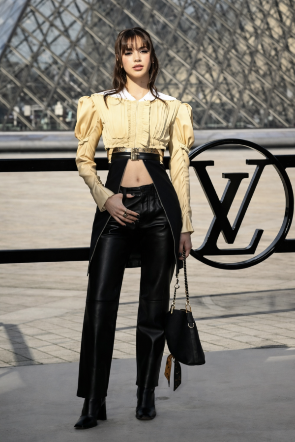 Lisa diện trang phục táo bạo gây chú ý tại tuần lễ thời trang Paris 2026