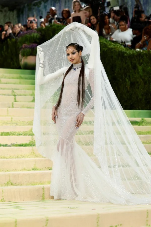 Lisa gây choáng với đầm 3D độc lạ, Jisoo hóa công chúa tại Met Gala 2026&nbsp;