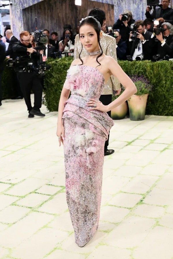 Lisa gây choáng với đầm 3D độc lạ, Jisoo hóa công chúa tại Met Gala 2026&nbsp;
